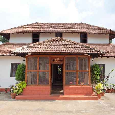 Sardar Bahadur'S Heritage Bungalow Estate Stay Napoklu Esterno foto