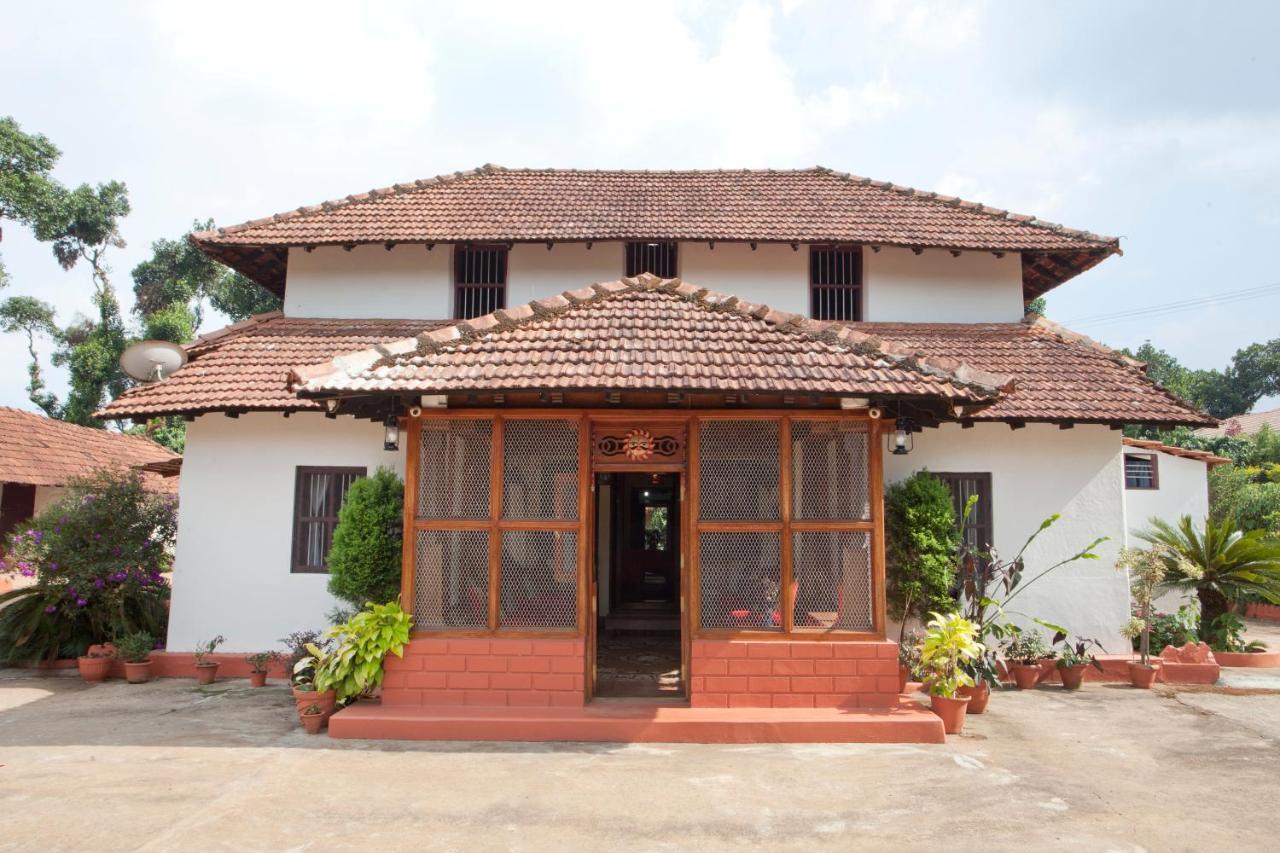 Sardar Bahadur'S Heritage Bungalow Estate Stay Napoklu Esterno foto