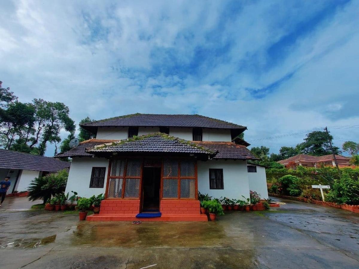 Sardar Bahadur'S Heritage Bungalow Estate Stay Napoklu Esterno foto